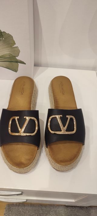 Sandalias cuña negras hebilla dorada