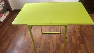 Mesa plegable verde metalica. Tablero de madera 