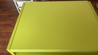 Mesa plegable verde metalica. Tablero de madera 