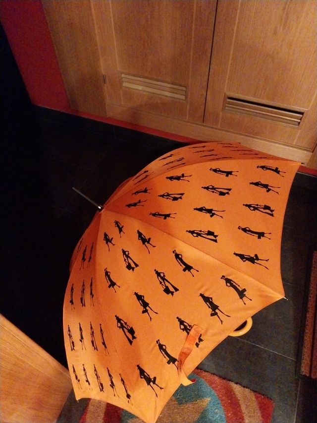 Paraguas naranja estampado