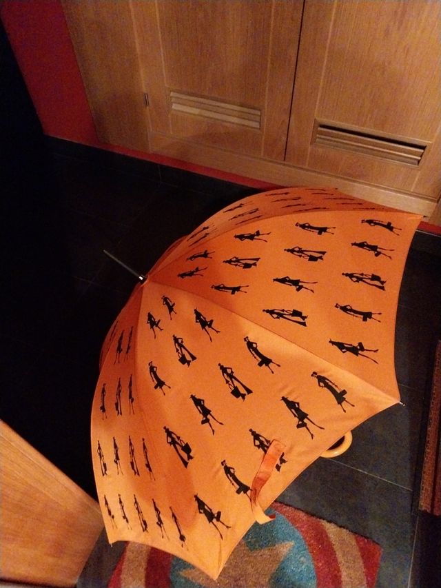 Paraguas naranja estampado