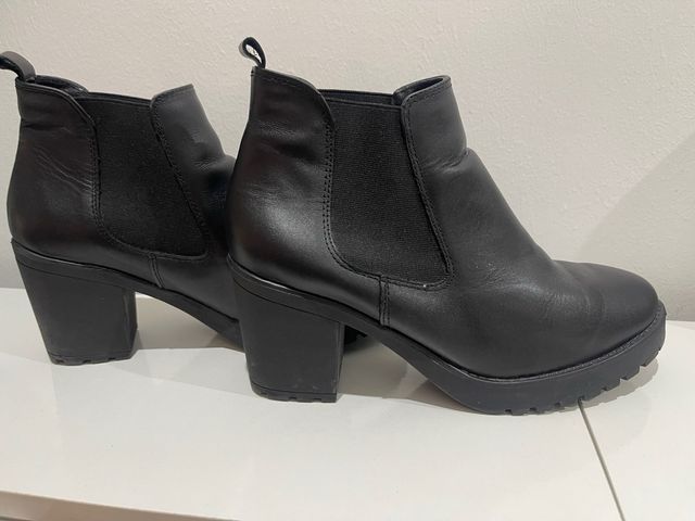 Botines negros de tacón