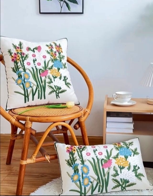 2 Capas de almofadas decorativas bordadas. 100% Algodão