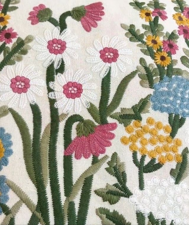 2 Capas de almofadas decorativas bordadas. 100% Algodão