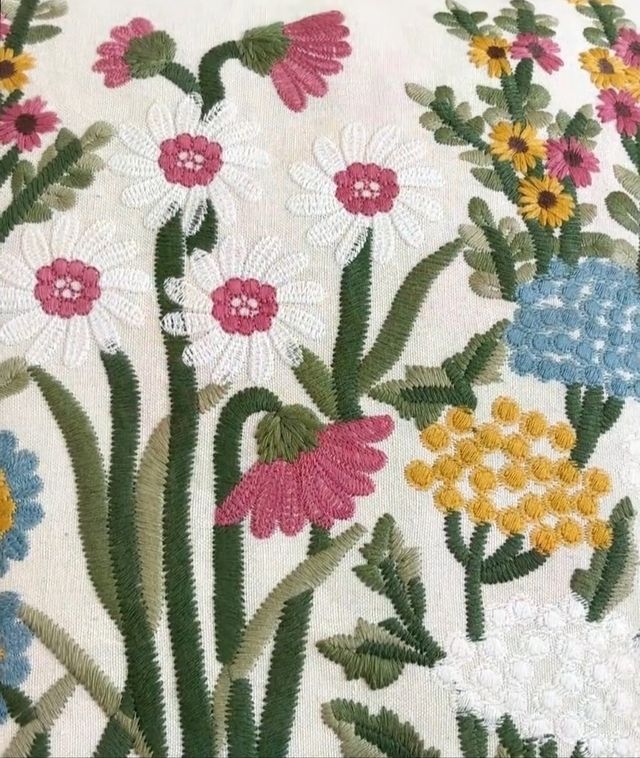 2 Capas de almofadas decorativas bordadas. 100% Algodão