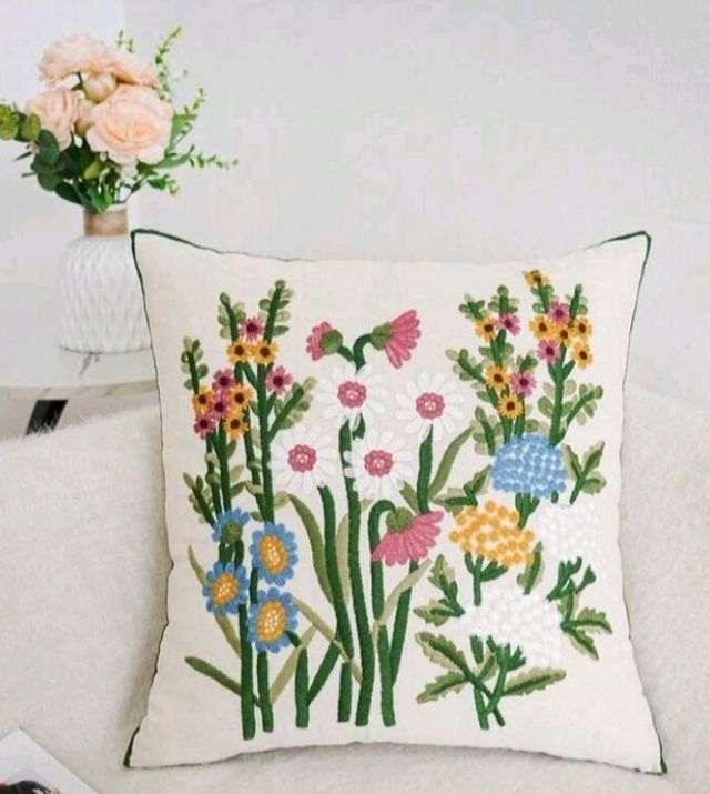 2 Capas de almofadas decorativas bordadas. 100% Algodão