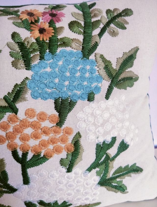 2 Capas de almofadas decorativas bordadas. 100% Algodão