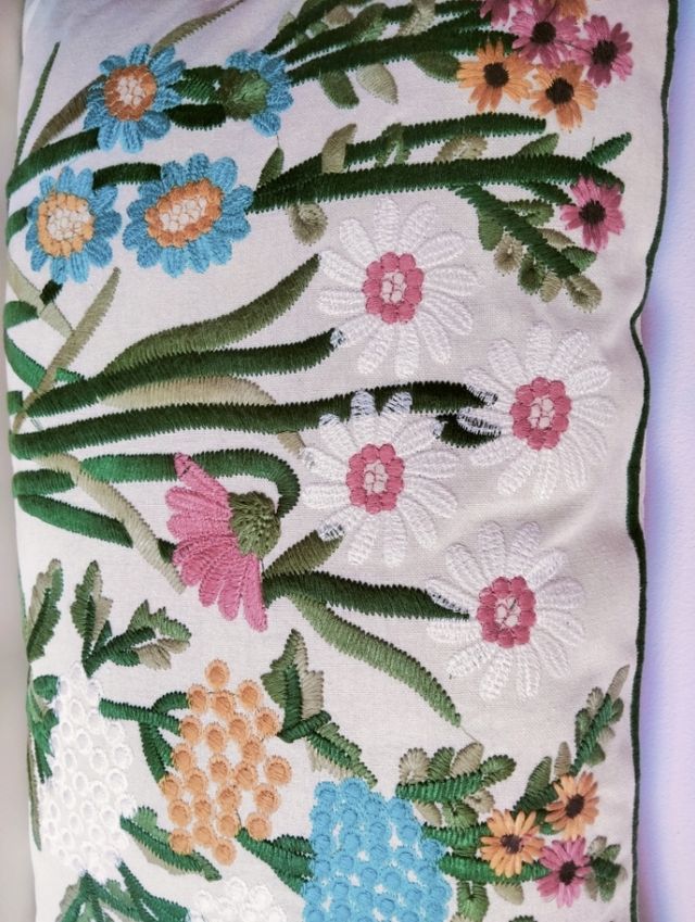 2 Capas de almofadas decorativas bordadas. 100% Algodão