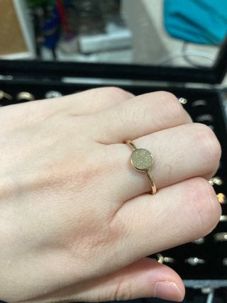 Anillo dorado minimalista