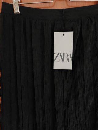 Falda Zara negra midi arrugada T-S