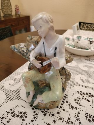 Figura Niño con Mandolina