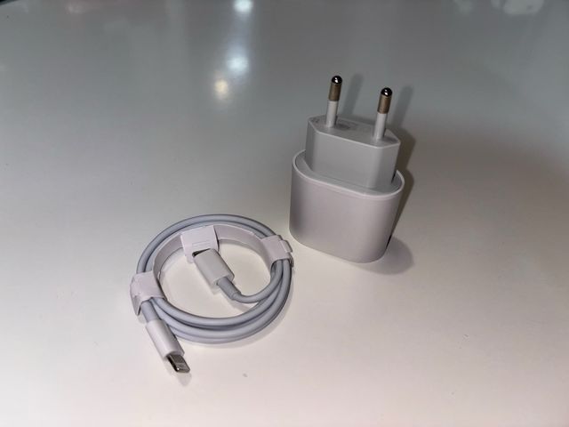 Cargador USB-C + Cable Lightning
