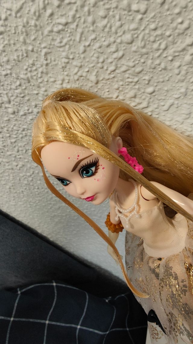 Boneca Apple White Ever After High Thronecoming