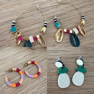 Pendientes dorados y multicolor