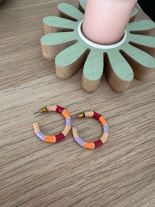 Pendientes dorados y multicolor