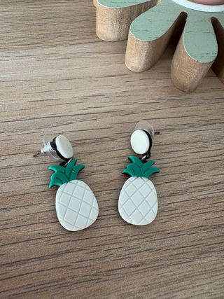 Pendientes dorados y multicolor