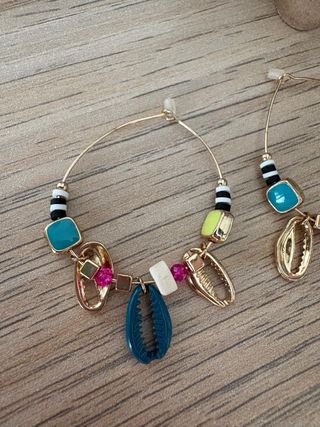 Pendientes dorados y multicolor