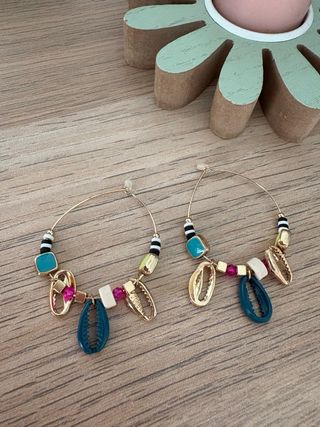 Pendientes dorados y multicolor