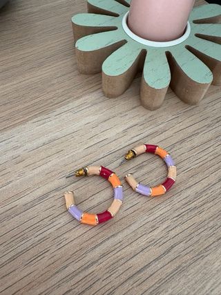 Pendientes dorados y multicolor