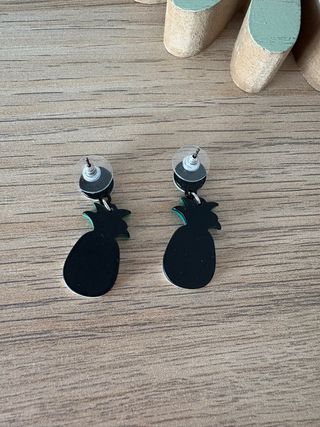 Pendientes dorados y multicolor