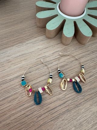 Pendientes dorados y multicolor
