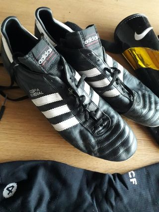 Botas fútbol Adidas + canilleras  y espinilleras.