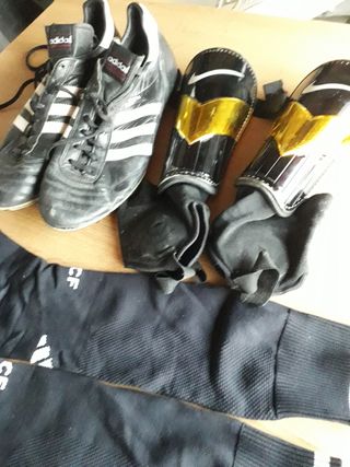 Botas fútbol Adidas + canilleras  y espinilleras.