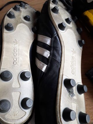 Botas fútbol Adidas + canilleras  y espinilleras.