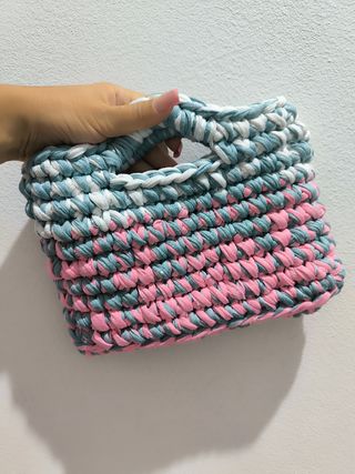 Borsetta uncinetto rosa bianco e azzurro 