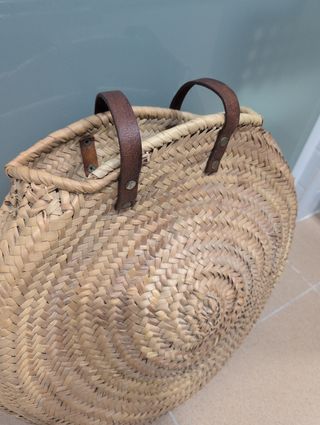 Bolso mimbre asas cuero. Marca buena.