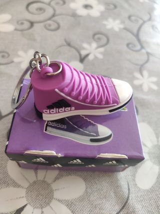 Llavero Zapatillas moradas