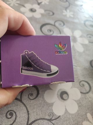 Llavero Zapatillas moradas