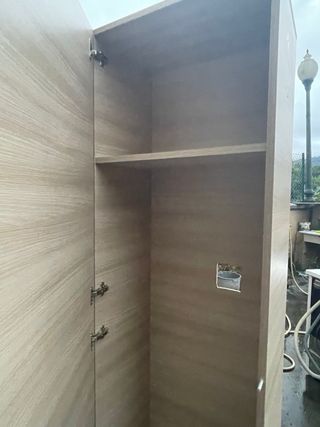 Armario de madera beige