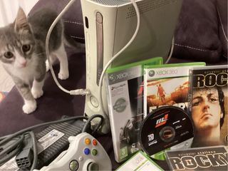 Xbox 360 blanca - 2 mandos- 2 microfonos - juegos