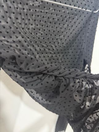 Blusa negra transparente lunares