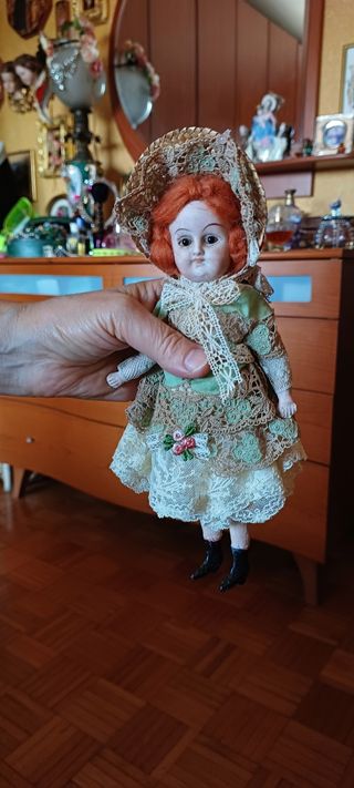 Bambola antica in porcellana