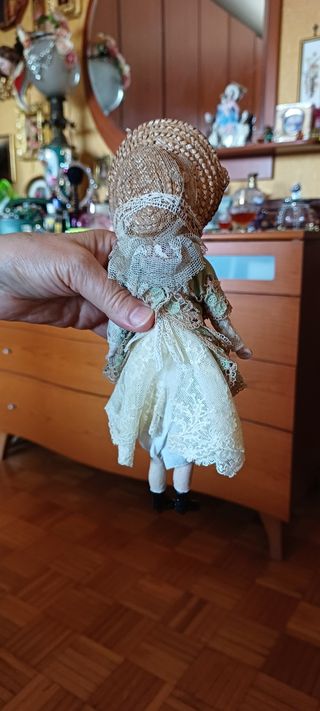 Bambola antica in porcellana