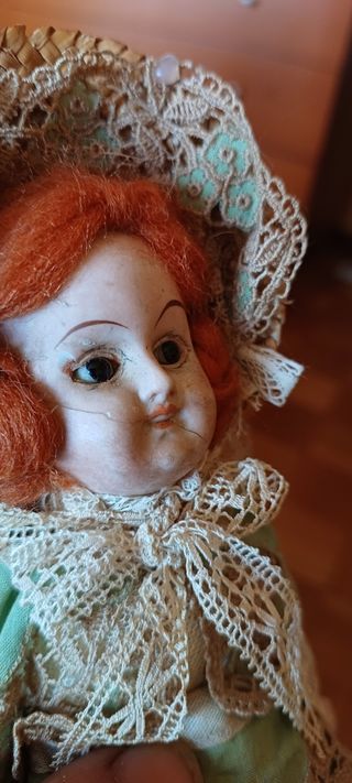 Bambola antica in porcellana
