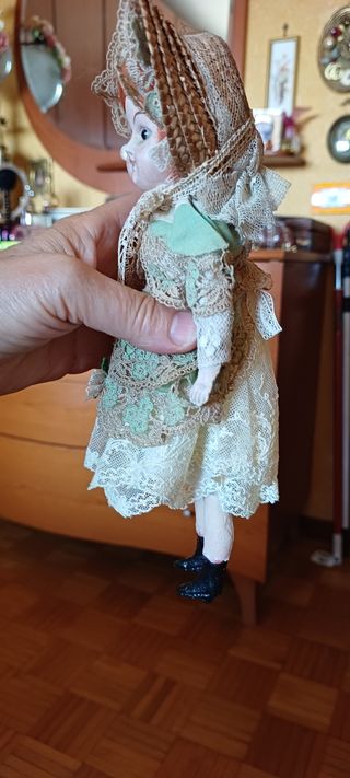 Bambola antica in porcellana