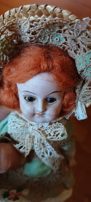 Bambola antica in porcellana