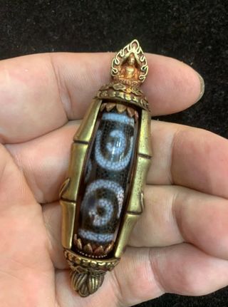 Antiguo colgante amuleto piedra Dzi budismo
