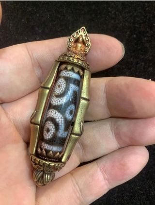 Antiguo colgante amuleto piedra Dzi budismo