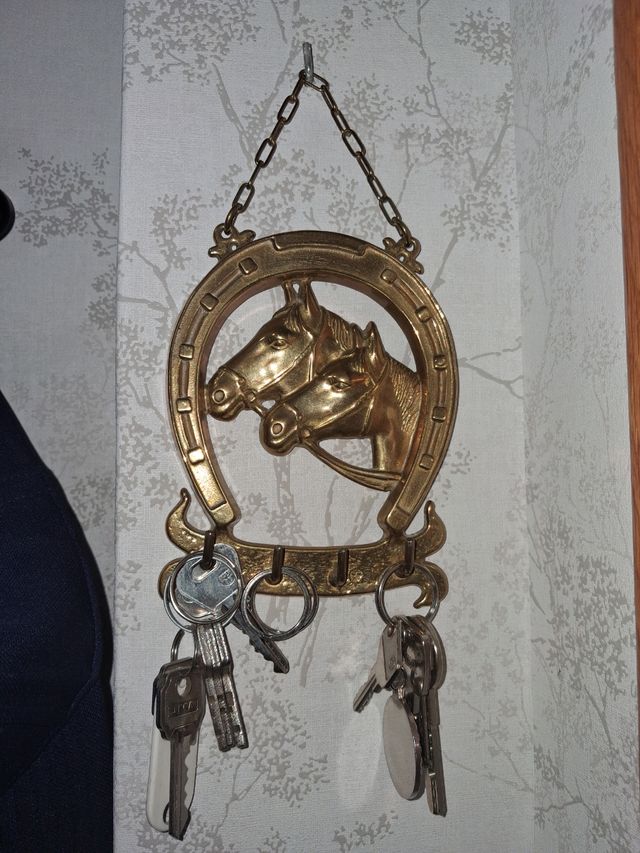 Colgador llaves bronce 2 caballos más dos morteros