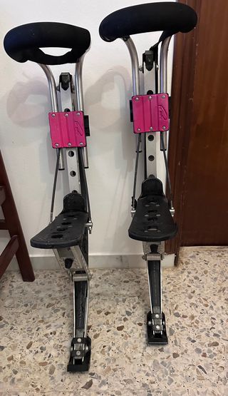 Zancos saltarines adultos hombre y mujer

