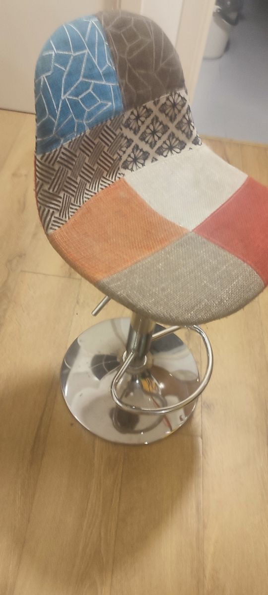 Taburetes blancos y cromados