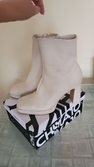 Botines Stradivarius crema tacón