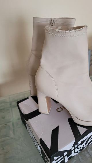 Botines Stradivarius crema tacón