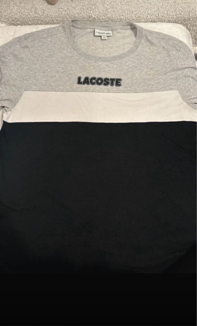 Camiseta Lacoste gris y negra