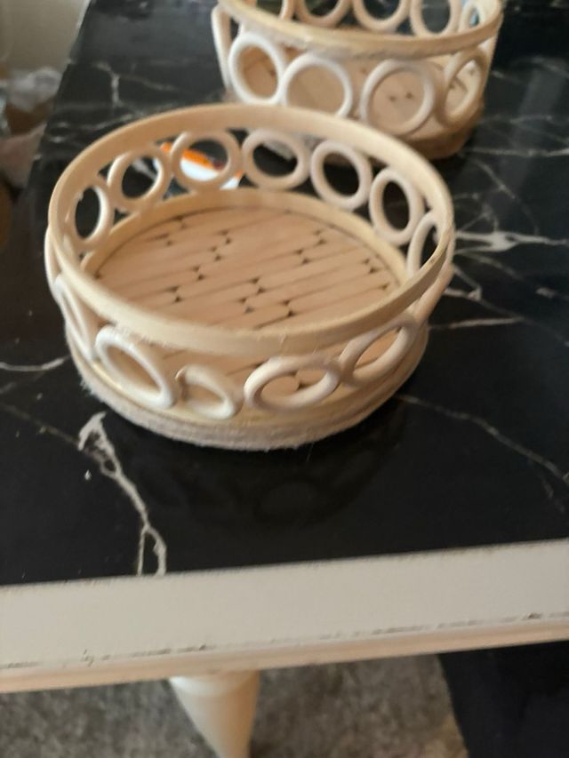 Cesta artesanal decorativa - roja y beige