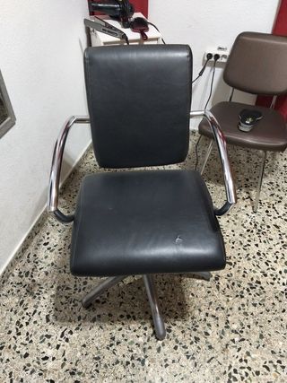 Silla peluquería - negra y plateada. 